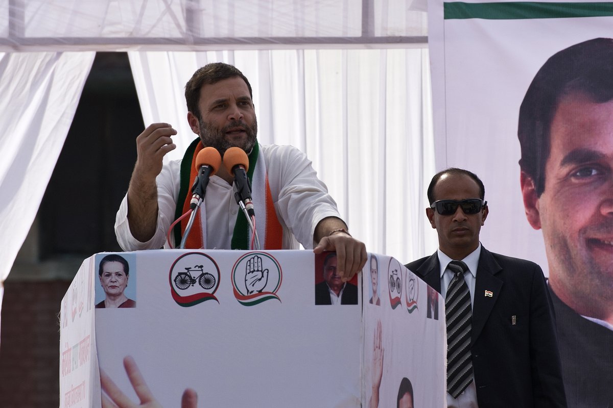 यूपी में एक चुनावी रैली को संबोधित करते हुए राहुल गांधी
