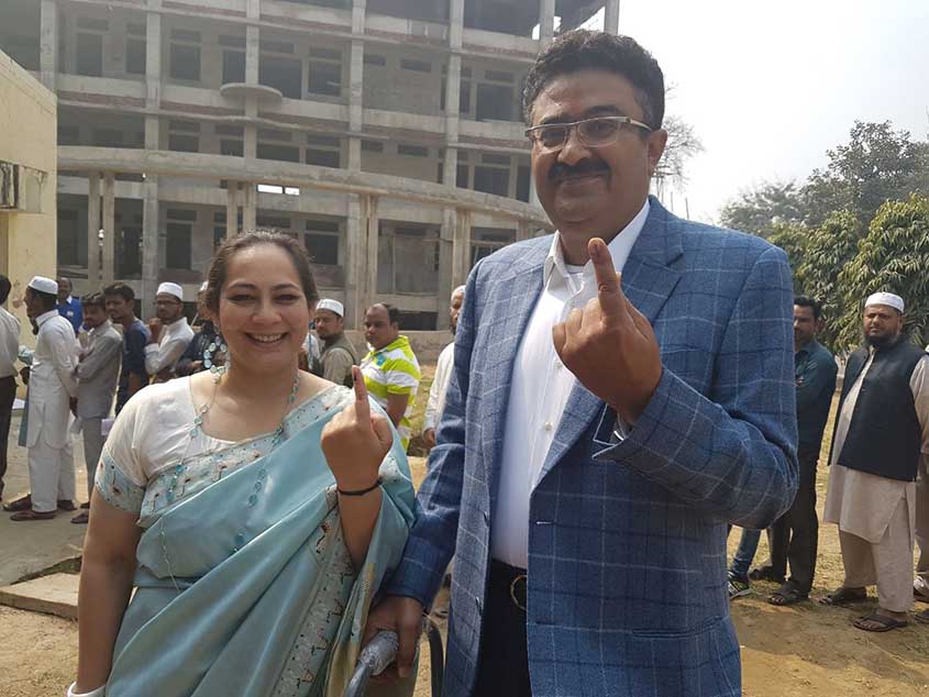 लखनऊ में मतदान के बाद पत्नी वंदना के साथ नवनीत सहगल
