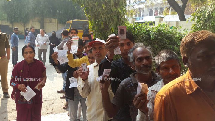 कानपुर के एक बूथ पर कतार में लगे मतदाता