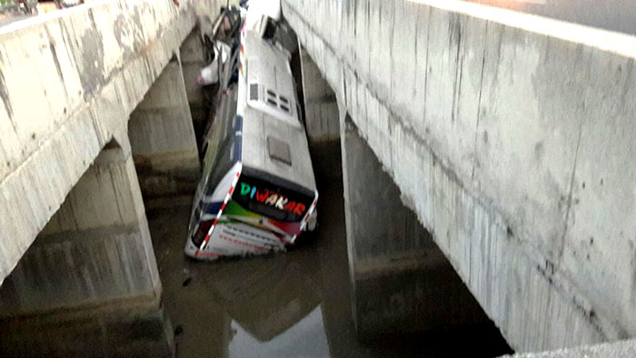 आंध्र प्रदेश के कृष्णा जिले में मंगलवार को एक निजी बस पुल से नहर में गिर गई