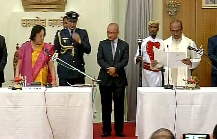  बीजेपी नेता एन बीरेन सिंह को राज्यपाल नजमाहेपतुल्ला ने मणिपुर के मुख्यमंत्री पद की शपथ दिलाई