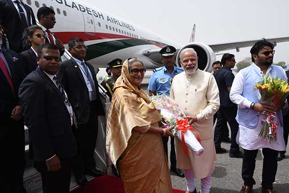 प्रधानमंत्री नरेंद्र मोदी ने हवाईअड्डे पर बांग्लादेश की प्रधानमंत्री शेख हसीना किया स्वागत 