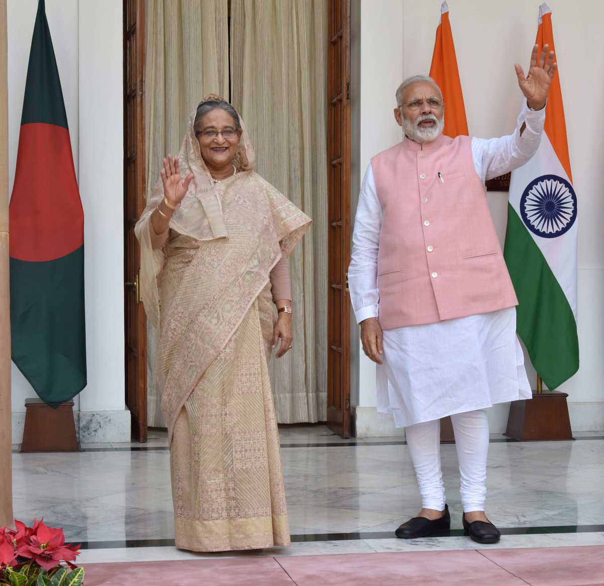 बांग्लादेश की प्रधानमंत्री शेख हसीना और प्रधानमंत्री नरेंद्र मोदी 