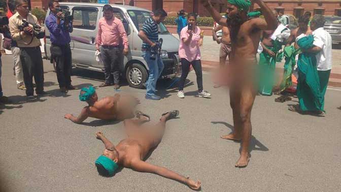 तमिलनाडु के  किसानों ने  प्रधानमंत्री कार्यालय के बाहर नग्न होकर प्रदर्शन 