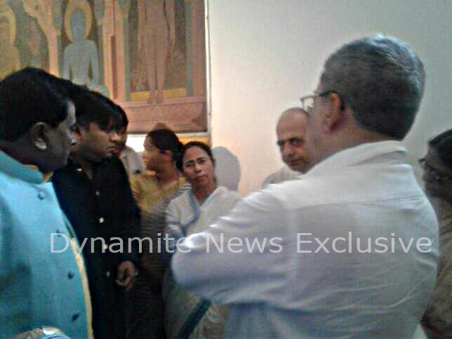 पश्चिम बंगाल की मुख्यमंत्री ममता बनर्जी के साथ पार्टी के तमाम नेता