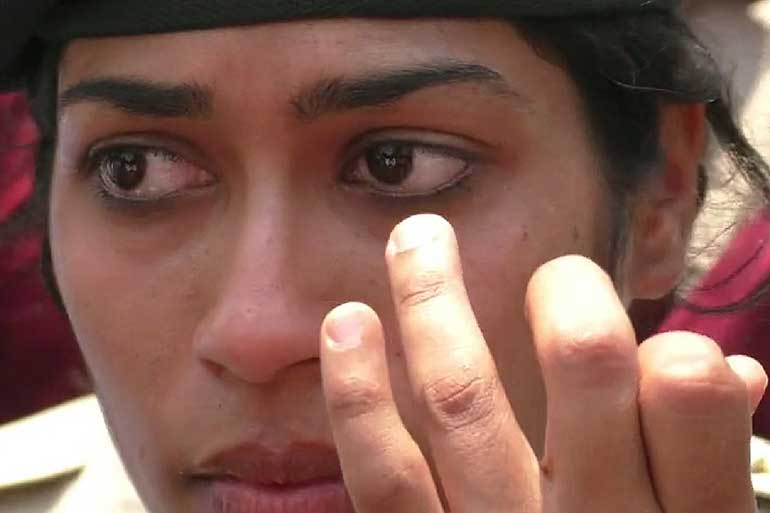 रोते हुए महिला आईपीएस चारु निगम