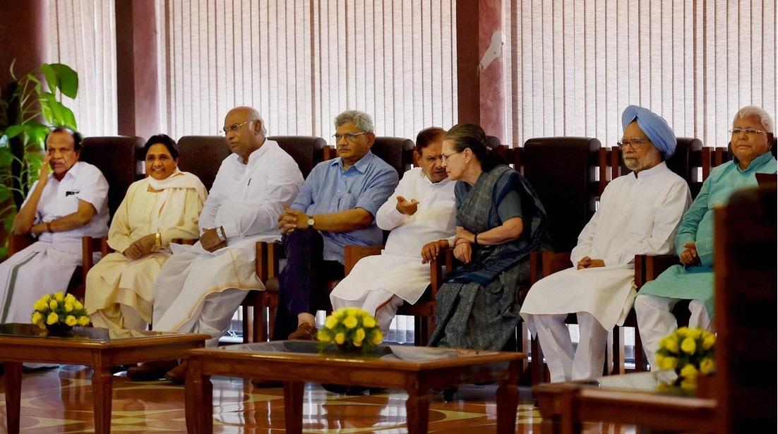 सोनिया गंधी के साथ कई वरिष्ठ नेता 