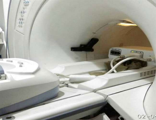 MRI मशीन  में चिपकी गार्ड की पिस्टल