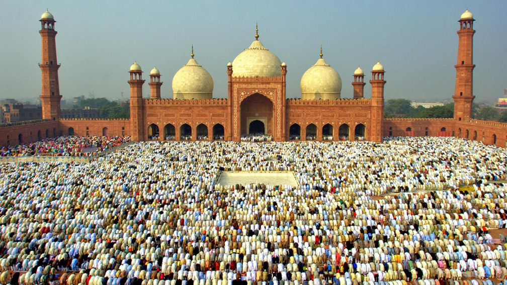 ईद पर नमाज पढ़ते मुस्लिम बंधु