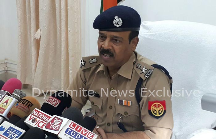 पत्रकारों से बात करते पुलिस कप्तान सुनील कुमार सक्सेना 