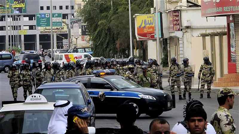 सड़कों पर तैनात सऊदी अरब की पुलिस 