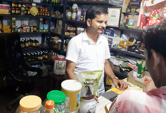 बिठूर कस्बे में स्थित पतंजलि की अपनी दुकान में आशीष 