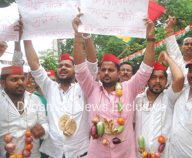 प्रदेश सरकार के खिलाफ प्रदर्शन करते समाजवादी पार्टी कार्यकर्ता