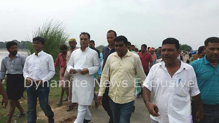 महराजगंज के पूर्व सभापति गणेश शंकर पाण्डेय ने  किया बाढ़ प्रभावित क्षेत्रों का दौरा