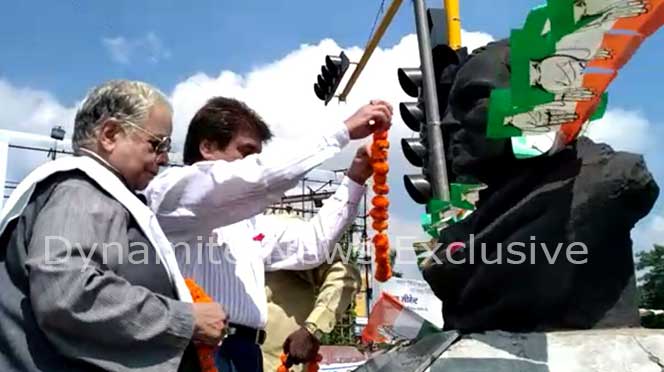 राजीव गांधी की प्रतिमा पर माल्यार्पण करते  राजबब्बर 