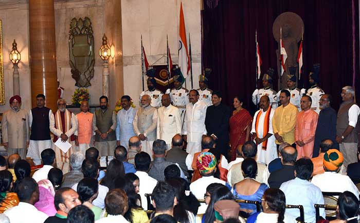 शपथ ग्रहण के बाद सभी मंत्री पीएम मोदी और राष्ट्रपति कोविंद के साथ
