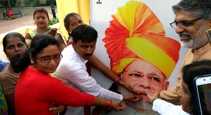 प्रधानमंत्री नरेंद्र मोदी का जन्मदिन मनाते भाजपा कार्यकर्ता
