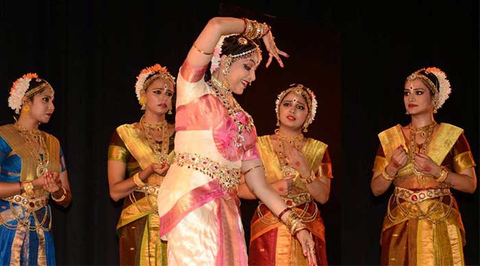 नृत्य-कला प्रस्तुत करती अभिनेत्री एवं सांसद हेमा मालिनी 