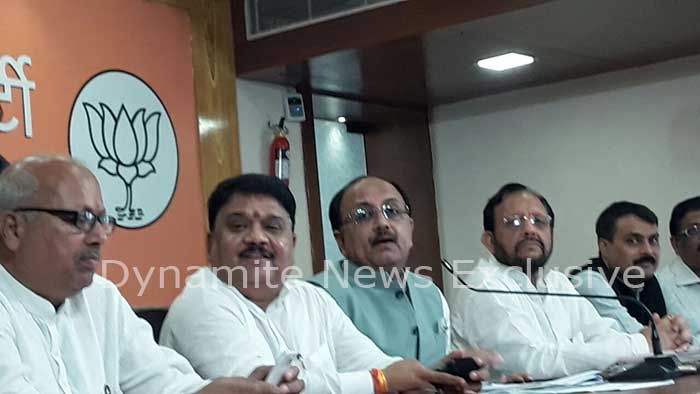  प्रेस कांफ्रेंस के दौरान भाजपा नेता