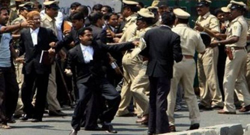 पुलिस और वकीलों के बीच झड़प
