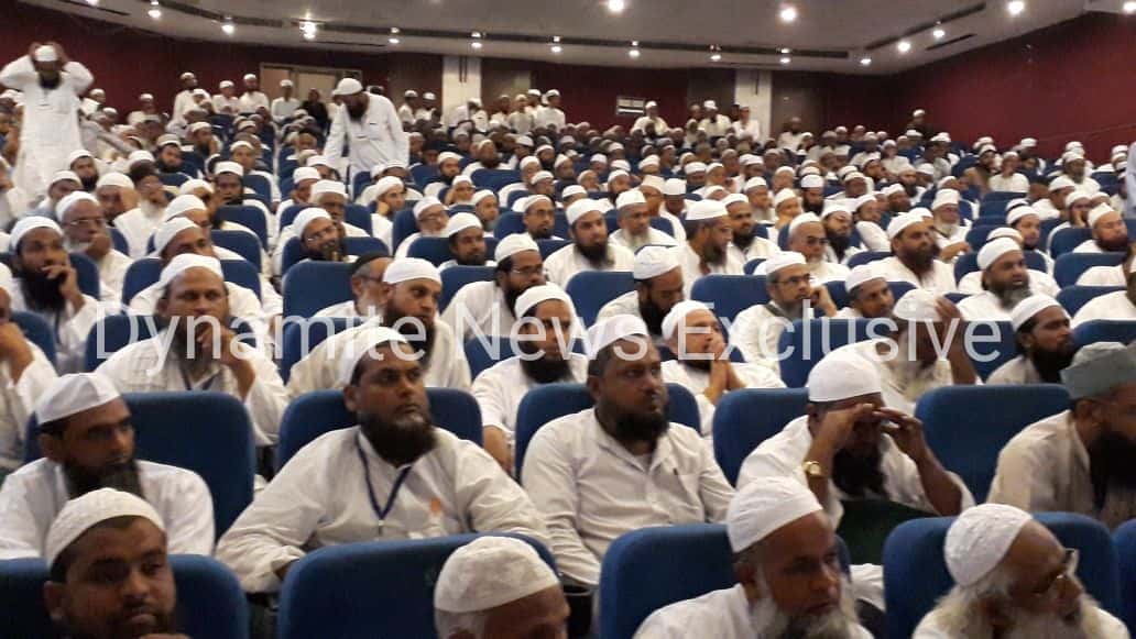 मुस्लिम सभा को सम्बोधित करते हुए मुस्लिम समुदाय