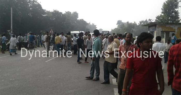 पुरन्दरपुर थाने के बाहर खड़ी आक्रोशित जनता 