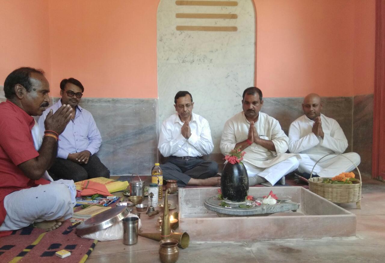 शिव मंदिर में पूजा करते डीएम वीरेन्द्र सिंह
