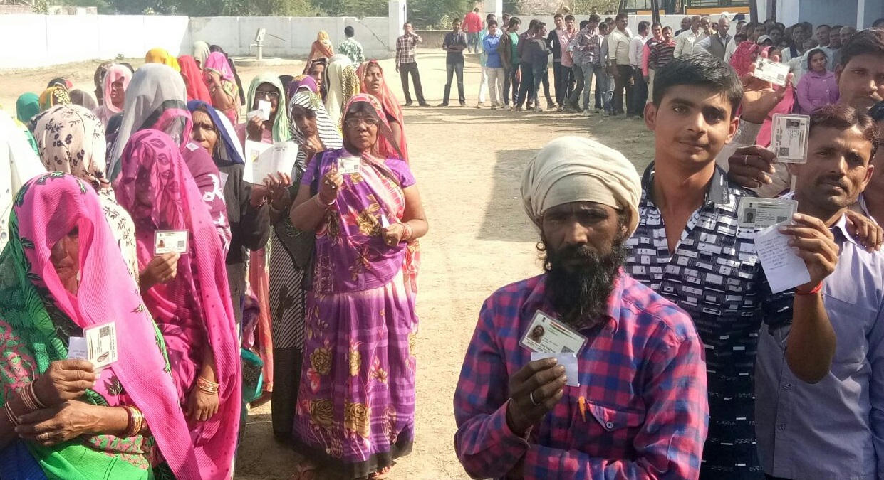 फतेहपुर में मतदान की कतार