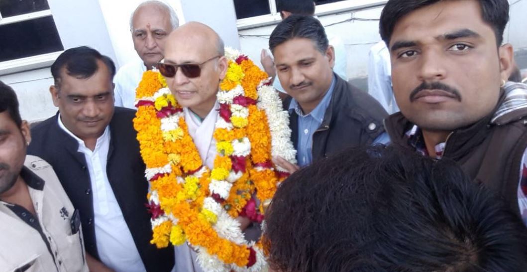 एयरपोर्ट पहुंचने पर कार्यकर्ताओं ने किया डॉ. सिंघवी का भव्य स्वागत