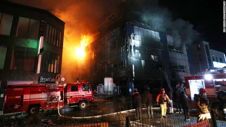 दक्षिण कोरिया की इमारत में भीषण आग 