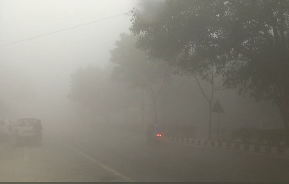 दिल्ली में छाया घना कोहरा