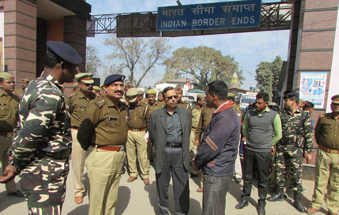 भारत-नेपाल सीमा पर सुरक्षा का जायजा लेते डीएम वीरेन्द्र सिंह और एसपी आरपी सिंह 