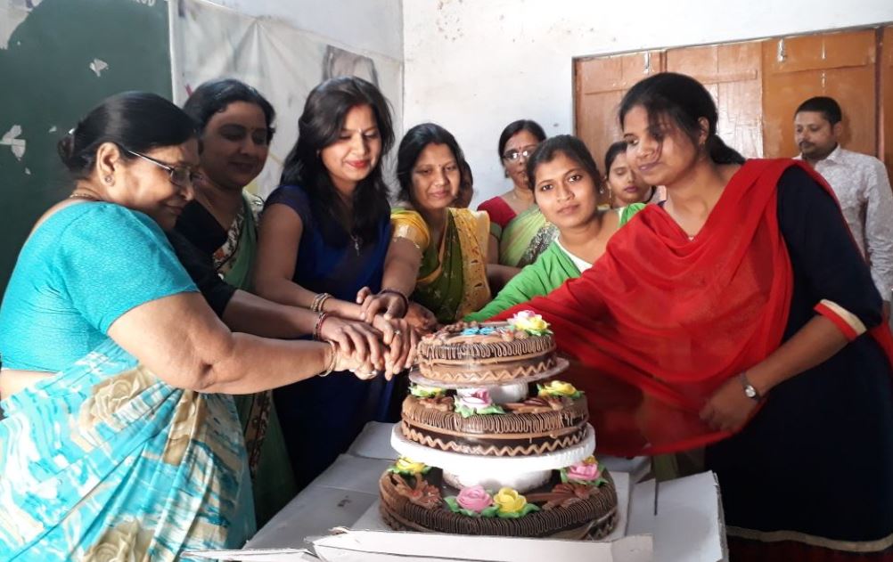 महिला दिवस पर केक काटकी महिलाएं