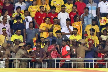 आईपीएल के पहले मैच के दौरान प्रदर्शनकरियों को पकड़ कर ले जाती पुलिस (फाइल फोटो)