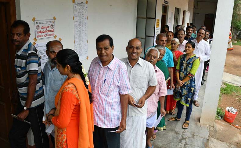 मतदान के लिए लाइन में खड़े मतदाता