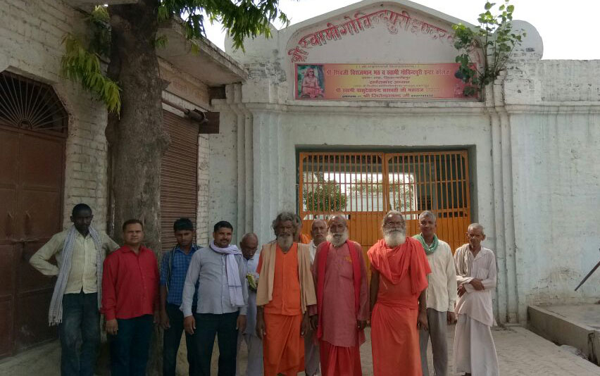 मठ परसिर में बने कॉलेज के बाहर उपस्थित संत और ग्रमीण