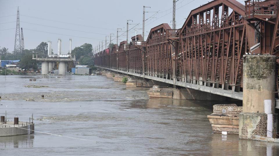 दिल्ली में लोहे के पुल को छूने लगी यमुना नदी