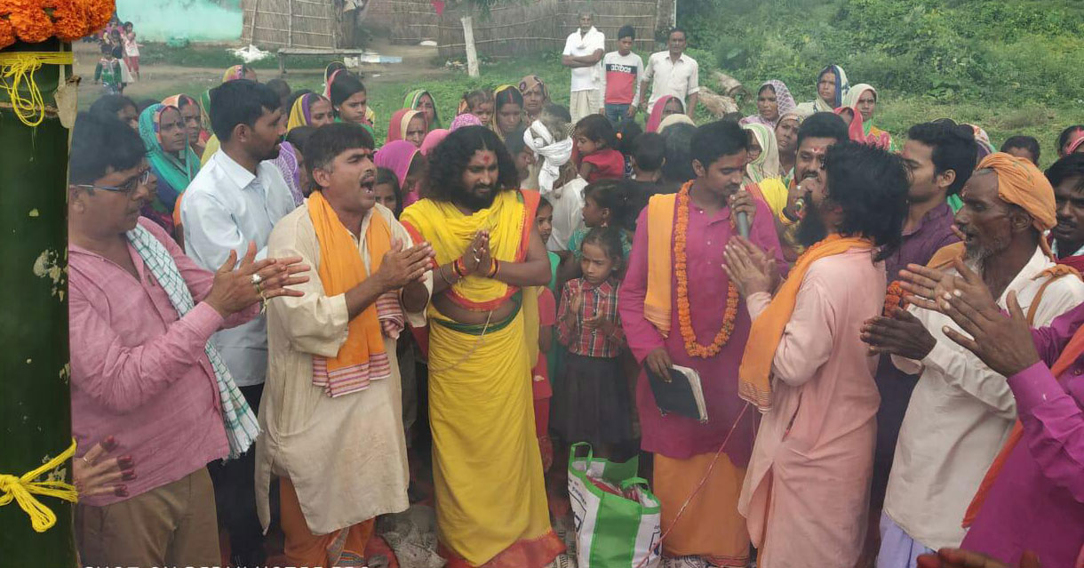 बसंतपुर में चंडी महायज्ञ के मौके पर संत शिरोमणि दिलीप शरण महराज व श्रद्धालु 