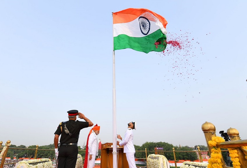 झंडा फहराते प्रधानमंत्री नरेंद्र मोदी