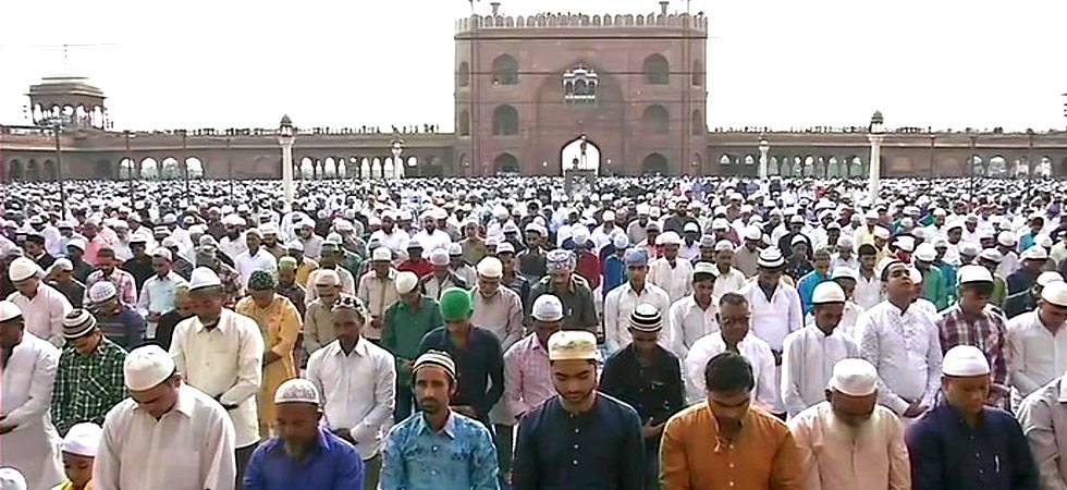 दिल्ली के जामा मस्जिद में बकरीद पर नमाज अदा करते नमाजी