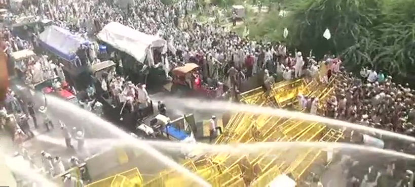 दिल्ली-यूपी बॉर्डर पर प्रदर्शनकारी किसानों पर पानी की बौछार करता पुलिस बल