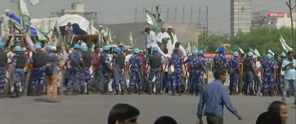 दिल्ली-यूपी बॉर्डर पर प्रदर्शन कर रहे किसानों को रोकता भारी पुलिस बल