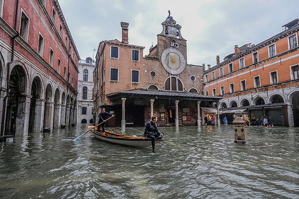 बाढ़ ने इटली में मचाई तबाही