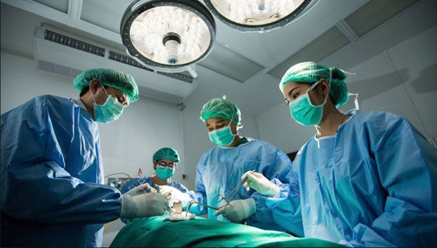 महिला के ऑपरेशन के दौरान डॉक्टर हैरान (प्रतीकात्मक तस्वीर)