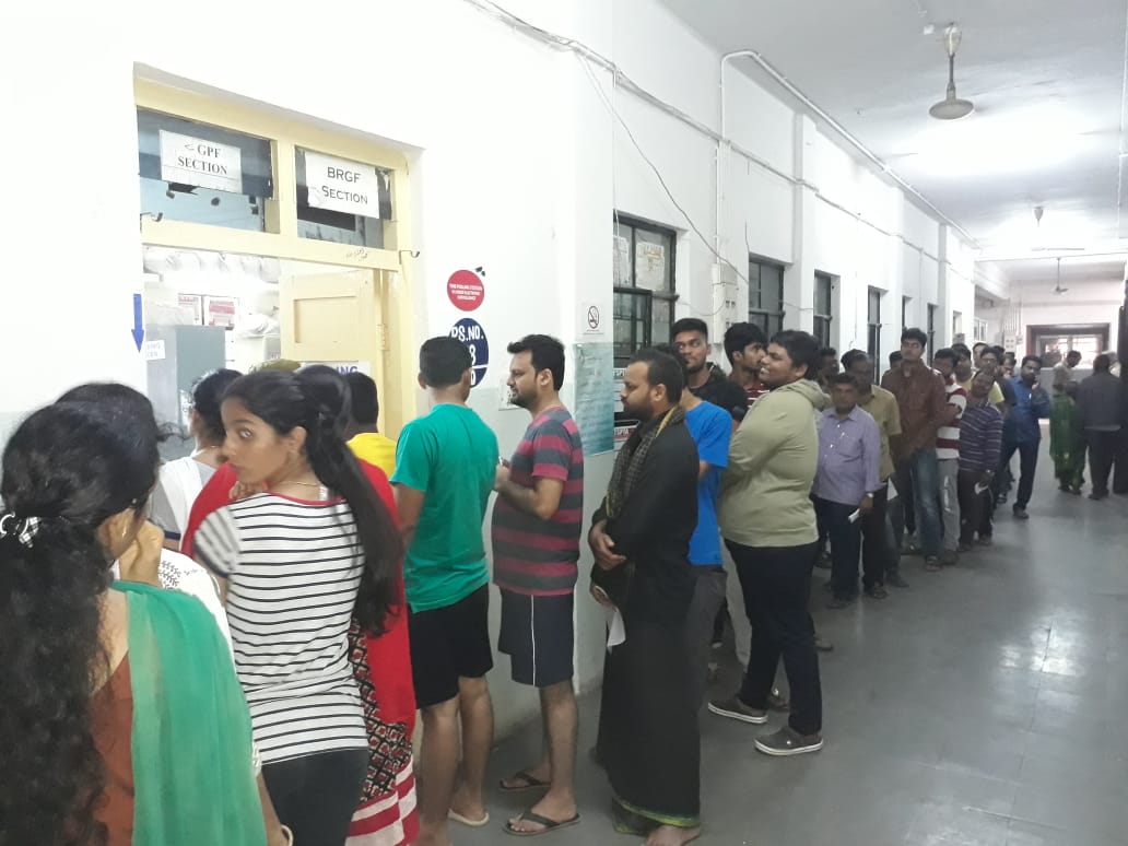 वोटिंग के लिए लाइन में खड़े  मतदाता