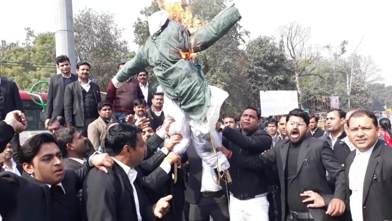 आतंकवादी अजहर मसूद का पुतला फूंकते अधिवक्ता