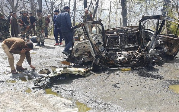 श्रीनगर-जम्मू हाइवे पर बनिहाल के पास एक कार में धमाका