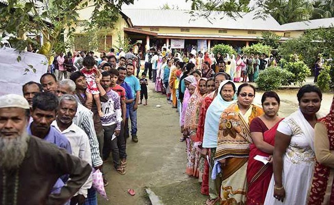मतदान करने के लिए लाइन में खड़े मतदाता