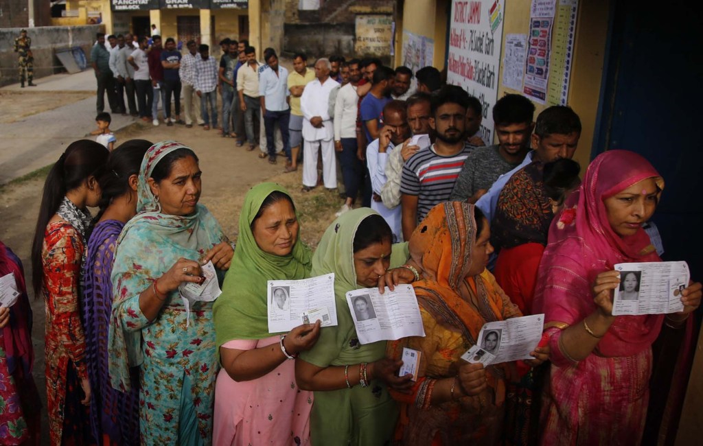 वोटिंग के लिए लाइन में लगे मतदाता