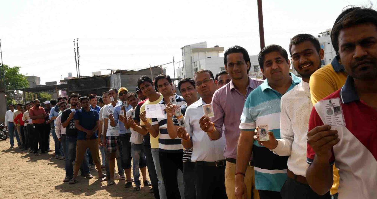 मतदान के लिए लाइन में खड़े मतदाता